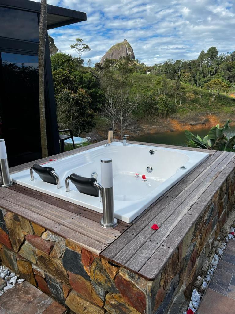 Sin Prisa "Not Rush" Cabana Preciosa! Con Jacuzzi, Vista Y Acceso Directo Al Embalse, Vista A La Piedra , Deporte Acuatico Paddle Board And Breakfast Incluidos ! Imperdible Guatapé Εξωτερικό φωτογραφία