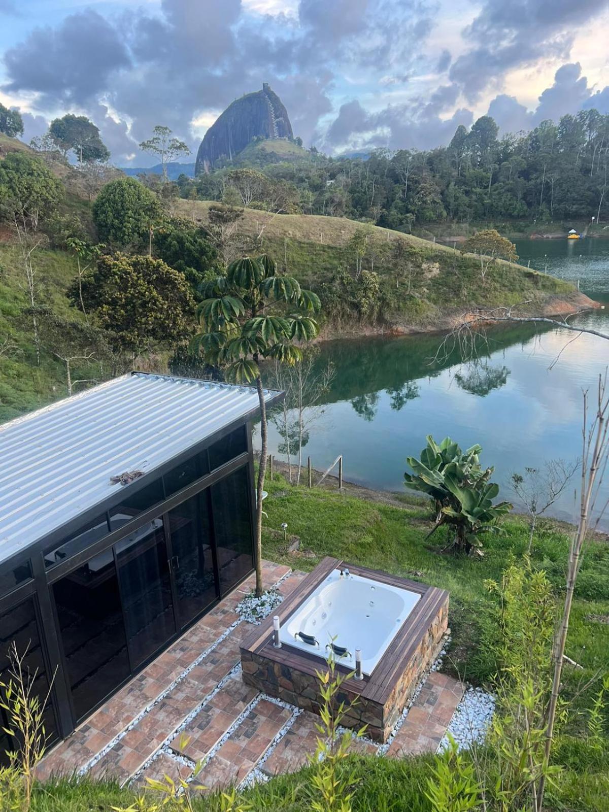 Sin Prisa "Not Rush" Cabana Preciosa! Con Jacuzzi, Vista Y Acceso Directo Al Embalse, Vista A La Piedra , Deporte Acuatico Paddle Board And Breakfast Incluidos ! Imperdible Guatapé Εξωτερικό φωτογραφία
